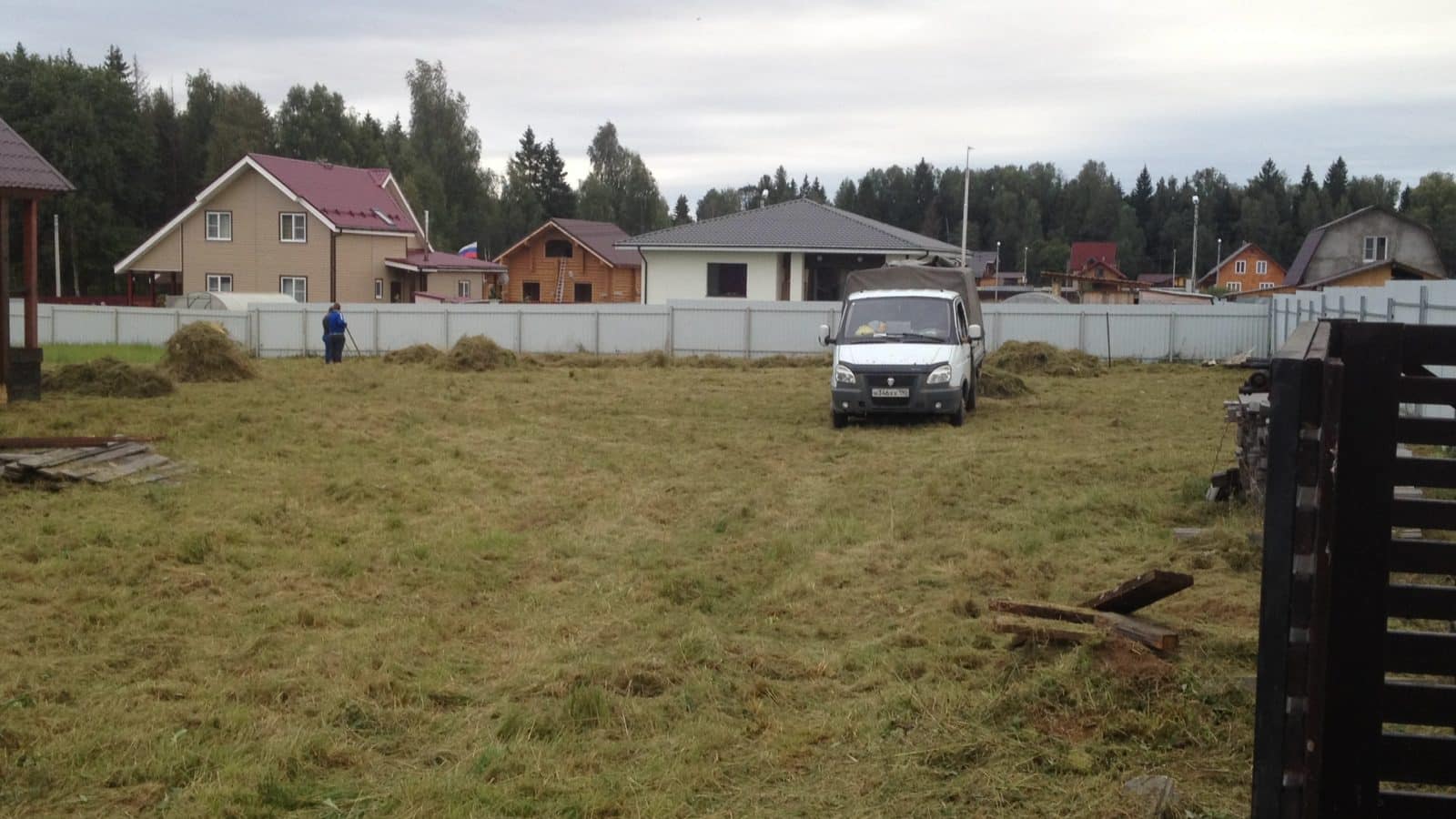 Покос травы на участке со сбором и вывозом. Лобня