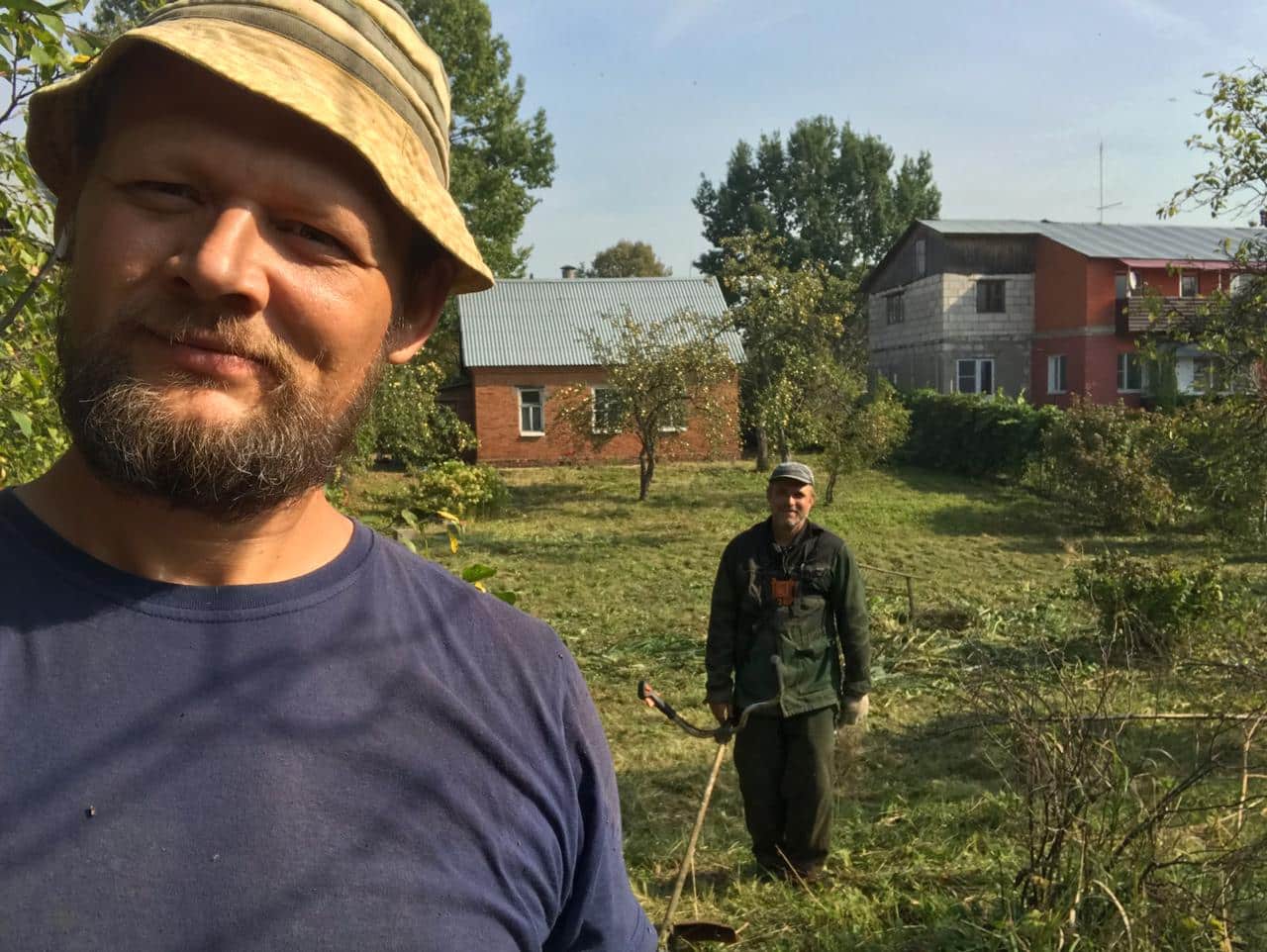 Покос травы на придомовой территории участка в Московской области. Мытищи.